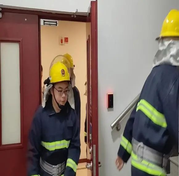物业公司开展2022年“安全生产月”消防应急演练